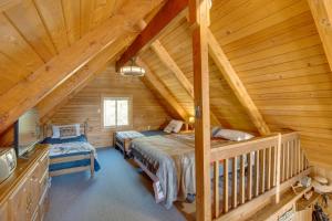 Pine GlenにあるCozy Easton Cabin on the Yakima River!のログキャビン内のベッドルーム1室(ベッド2台付)