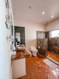 uma casa de banho com um lavatório e um WC. em Casa Conti Agua Blanca em Playa Agua Blanca