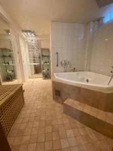 タビーにあるStockholm-Arlanda privat rum i rymlig villa gratis wifi 1Gb fiber parkering Room1の浴槽とシャワー付きの広いバスルーム +30枚の写真