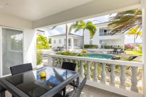 una vista dal balcone di una villa di Palm Crest a Willemstad