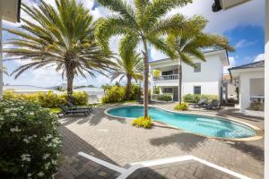 una villa con piscina e palme di Palm Crest a Willemstad