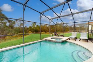 una piscina cubierta con 2 sillas y un spa en Paradise Villa, en Davenport