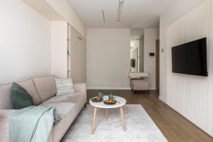 TV a/nebo společenská místnost v ubytování Cosy Studio Paupys