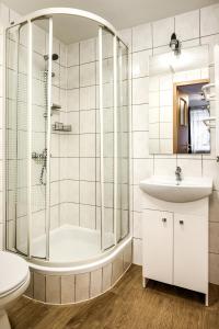 un bagno con doccia, WC e lavandino di Willa Biały Domek - 600m Krupówki a Zakopane