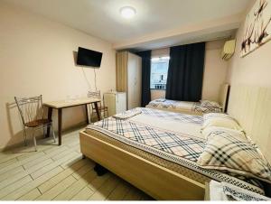 เตียงในห้องที่ Urban Life Tirana- Economy Rooms