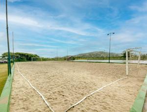 un campo da calcio vuoto con un gol di Búzios Beach Resorts a Búzios