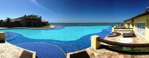 una piscina con vista sull'oceano di Búzios Beach Resorts a Búzios