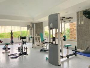 una palestra con molte attrezzature in una stanza di Búzios Beach Resorts a Búzios