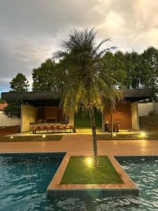 The swimming pool at or close to IPÊ GARDEN 10 Suites Piscina Churrasqueira