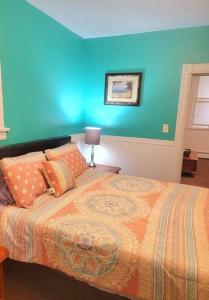 1 dormitorio con 1 cama con pared azul en King Bed, Private Entrance, Gym, and free water!, en Yonkers