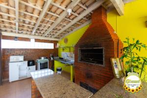 uma cozinha com um forno de tijolos num quarto em Pousada Girassol em Chapada dos Guimarães