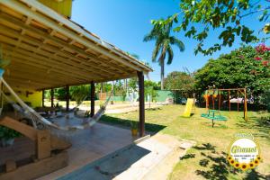 沙帕達－杜斯吉馬朗伊斯的住宿－Pousada Girassol，一个带吊床的游乐区和游乐场