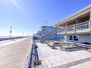 大洋城的住宿－Ocean front * Boardwalk * Private Balcony，木板路,上面有楼房和楼梯