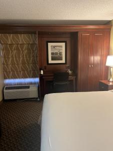 een hotelkamer met een bed en een bureau bij Woodmen Inn in Colorado Springs