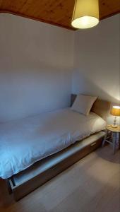 - une chambre avec un grand lit et un plafond en bois dans l'établissement Diksmuidse Ardennen, 