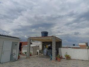 帕爾米拉的住宿－hotel koral palmira，房屋顶部带炉灶的凉亭
