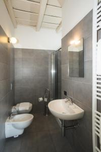 bagno con lavandino bianco e servizi igienici di Il Colombee a Montevecchia
