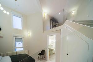 バリャドリッドにあるEspacio Colmenaresの白い部屋(ベッド1台、階段付)
