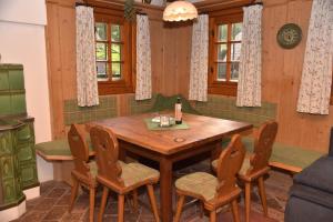 een eetkamer met een houten tafel en stoelen bij Ferienhaus Werkstattl Rassis Feriendorf Donnersbachwald in Donnersbachwald