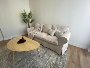 sala de estar con sofá y mesa de centro en ByAndreea Apartaments EtxeBat, en Guernica y Luno