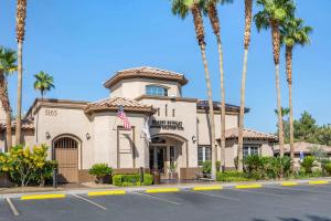 un edificio con palmeras en un aparcamiento en Hilton Vacation Club Desert Retreat Las Vegas en Las Vegas