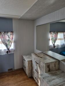 um quarto com duas mesas de madeira e duas janelas em Wodnik em Pisz