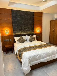Cama ou camas em um quarto em Silverstone Inn