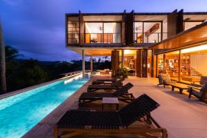 una villa con piscina por la noche en Resende Villa, en Itacaré