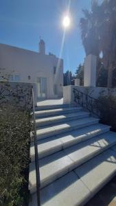 kilka schodów przed domem w obiekcie Villa Themis w mieście Káto Sangríon