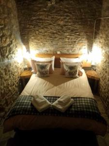 um quarto com uma cama com duas toalhas em Αυθεντικό πετρινο στην Ναύπακτο em Lepanto
