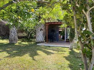 ein Haus mit einer Veranda mit Bäumen im Hof in der Unterkunft Winter Wonderland in Puerto de Santiago