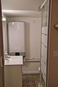 a small bathroom with a sink and a mirror at Cocoon 2 - Chamant studio au centre de BEAUCAIRE in Beaucaire