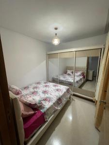 - une chambre avec un lit et un miroir dans l'établissement Molk, à Manūbah
