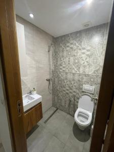 a bathroom with a toilet and a sink at Molk in Manūbah