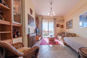 Posezení v ubytování Sea view apartment 100m from the beach