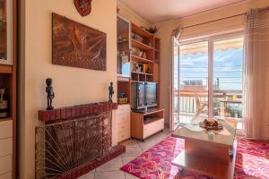 TV a/nebo společenská místnost v ubytování Sea view apartment 100m from the beach