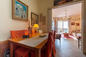 Posezení v ubytování Sea view apartment 100m from the beach