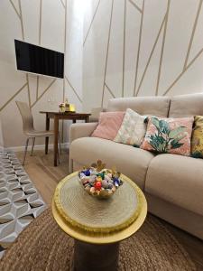 瓦伦西亚Lounge garden sea relax的客厅配有沙发和桌上碗