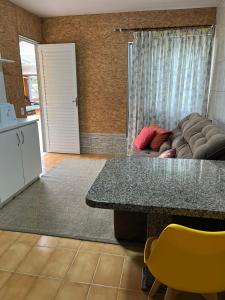 sala de estar con sofá y cocina en Residencial da Praia, en Florianópolis