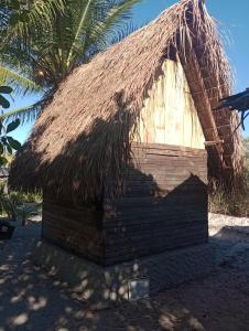 a small hut with a thatched roof at cabana sabiá in Camaçari