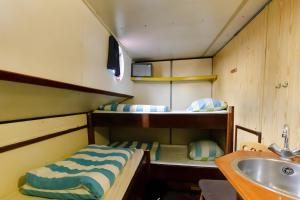 Uma ou mais camas em beliche num quarto em Intersail Hostel - Avontuur