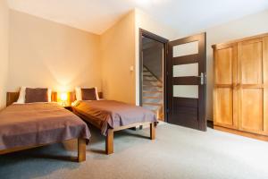 クロシチェンコにあるPod Reglamiのベッドルーム1室(ベッド2台、階段付)