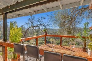 Μπαλκόνι ή βεράντα στο Cozy Cabin on 10 acres