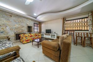 sala de estar con sofá y chimenea en 151 - Casa Triplex apenas a 80m da Praia de Bombas, en Bombinhas