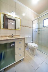 y baño con aseo y ducha acristalada. en 151 - Casa Triplex apenas a 80m da Praia de Bombas, en Bombinhas