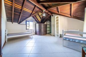una habitación con 2 camas y un barril en 151 - Casa Triplex apenas a 80m da Praia de Bombas, en Bombinhas