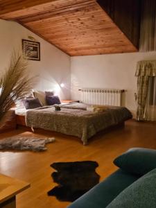 ein Schlafzimmer mit einem großen Bett in einem Zimmer in der Unterkunft Guest House Karov - 2 Stars in Tschepelare
