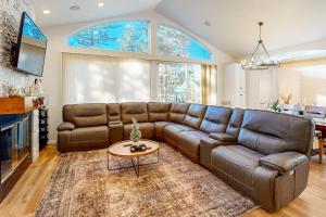 Una sala de estar con un sofá de cuero marrón y una mesa. en Koyukon Escape, en South Lake Tahoe