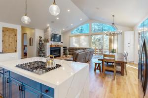 cocina y sala de estar con tetera y fogones. en Koyukon Escape, en South Lake Tahoe