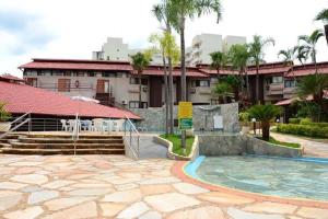 een resort met een zwembad en een gebouw bij Recanto das Águas Apart in Rio Quente